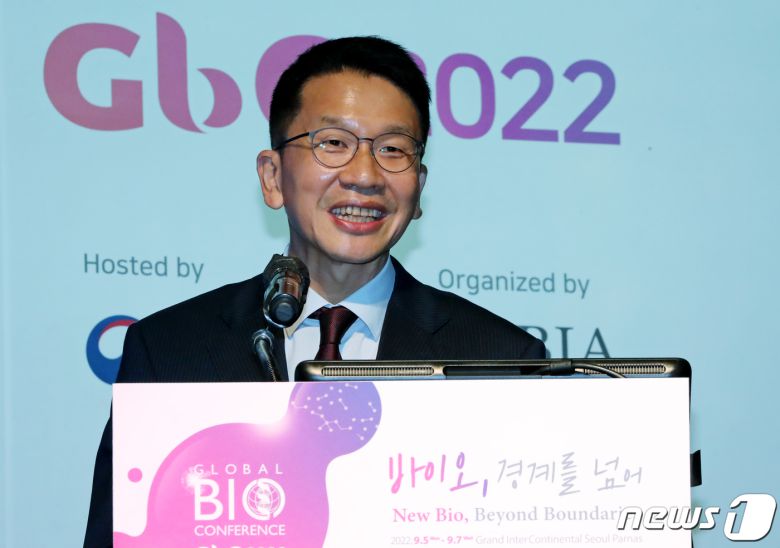 최창원 SK디스커버리 대표이사 부회장이 5일 서울 강남구 그랜드 인터컨티넨탈 파르나스에서 열린 '글로벌 바이오 콘퍼런스 2022'에서 기조연설을 하고 있다. 2022.9.5/뉴스1 ⓒ News1 장수영 기자