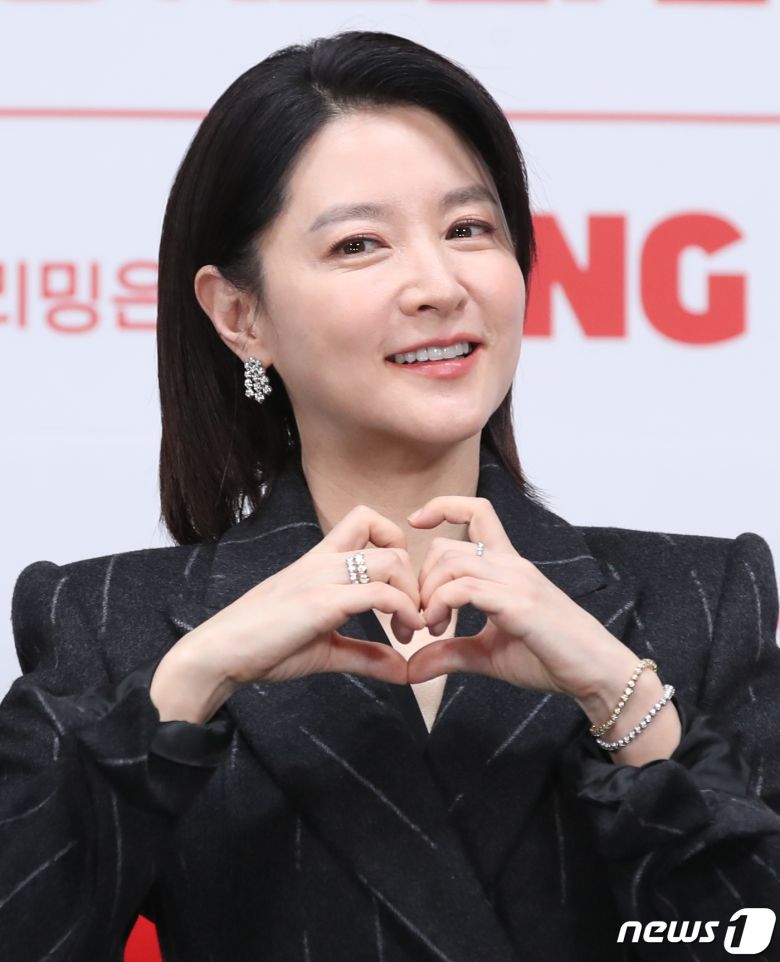 배우 이영애가 6일 서울 구로구 라마다 서울신도림호텔에서 열린 tvN 새 토일드라마 '마에스트라' 제작발표회에서 하트를 그리고 있다. ⓒ News1 권현진 기자