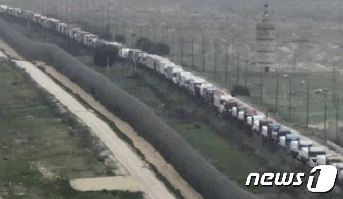 5일(현지시간) 구호물자 전달을 조율하는 이스라엘 국방부 산하 팔레스타인 민간 업무조직 '민간협조관'(COGAT)은 엑스(옛 트위터) 계정을 통해 "가자지구 주민들에게 구호품을 전달하는 데 필요한 조건이 갖춰졌다"면서 가자지구 밖에 수십 대의 트럭이 줄지어 있는 사진을 공개했다. 2023.12.05/뉴스1(엑스 갈무리)