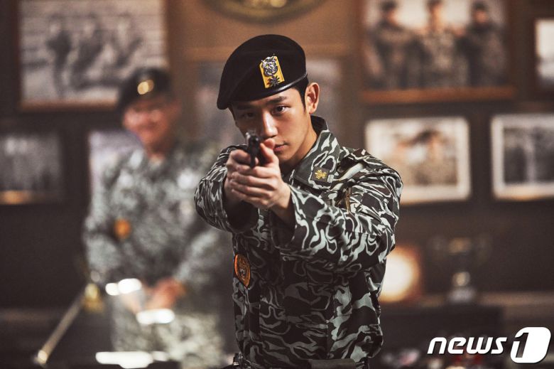 영화 '서울의봄'에서 배우 정해인이 '김오랑 중령'을 모티브로 한 오진호 소령 역할을 맡아 특전사령관을 지키려 총을 겨누는 모습.(네이버 무비클립)/뉴스1