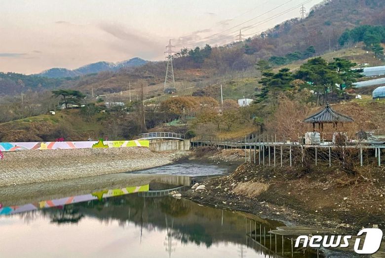 옥천군  '군북 자모저수지 경관조성사업'  현장. (옥천군 제공) /뉴스1