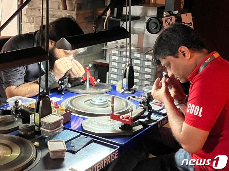 연마 작업 중인 연마사들.(KDT다이아몬드제공)