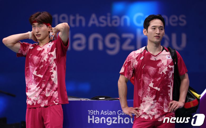 최솔규와 김원호가 7일 중국 항저우 빈장체육관에서 열린 2022 항저우 아시안게임 배드민턴 남자 복식 결승 인도 사트윅세라지 란키레디-치라그 셰티와의 경기에서 진 후 서로를 격려하고 있다. 2023.10.7/뉴스1 ⓒ News1 신웅수 기자