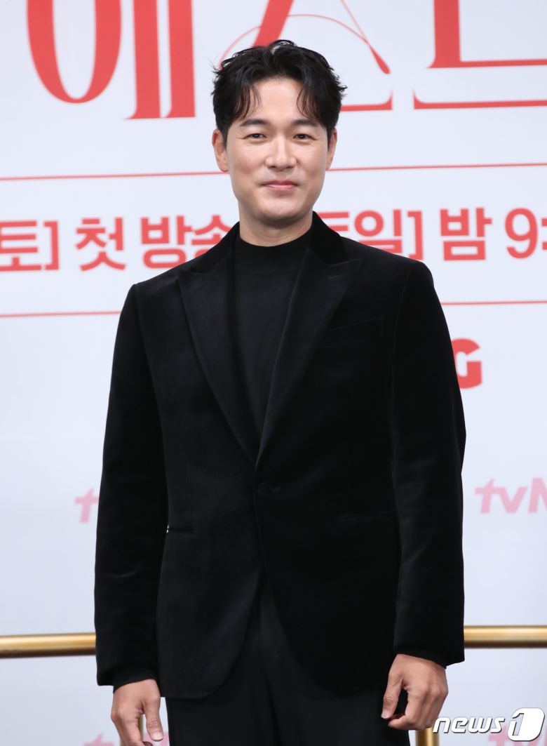 배우 김영재가 6일 서울 구로구 라마다 서울신도림호텔에서 열린 tvN 새 토일드라마 '마에스트라' 제작발표회에서 포즈를 취하고 있다. '마에스트라'는 전 세계 단 5%뿐인 여성 지휘자 마에스트라 천재 혹은 전설이라 불리는 차세음(이영애 분)이 자신의 비밀을 감춘 채 오케스트라를 둘러싼 사건의 진실을 찾아가는 미스터리 드라마다. 2023,12,6/뉴스1 ⓒ News1 권현진 기자