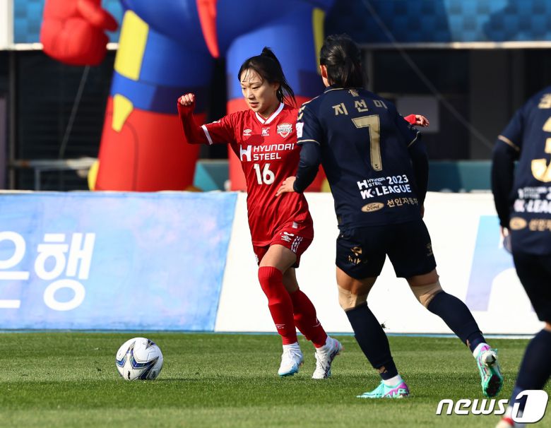 19일 오후 경기 수원종합운동장에서 열린 2023 여자실업축구 WK리그 챔피언결정전 1차전 수원FC 위민과 인천현대제철 레드엔젤스의 경기에서 인천 현대제철 장슬기가 드리블 돌파를 시도하고 있다. 2023.11.19/뉴스1 ⓒ News1 구윤성 기자