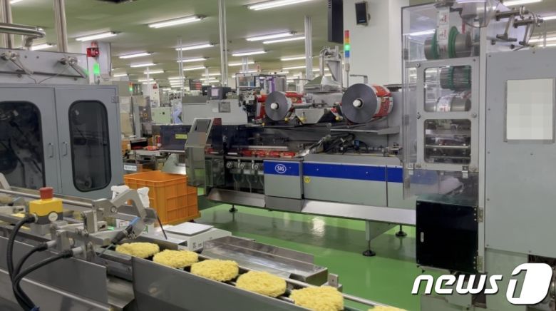농심 구미공장에서 신라면을 생산하고 있다. ⓒ 뉴스1/신민경 기자.