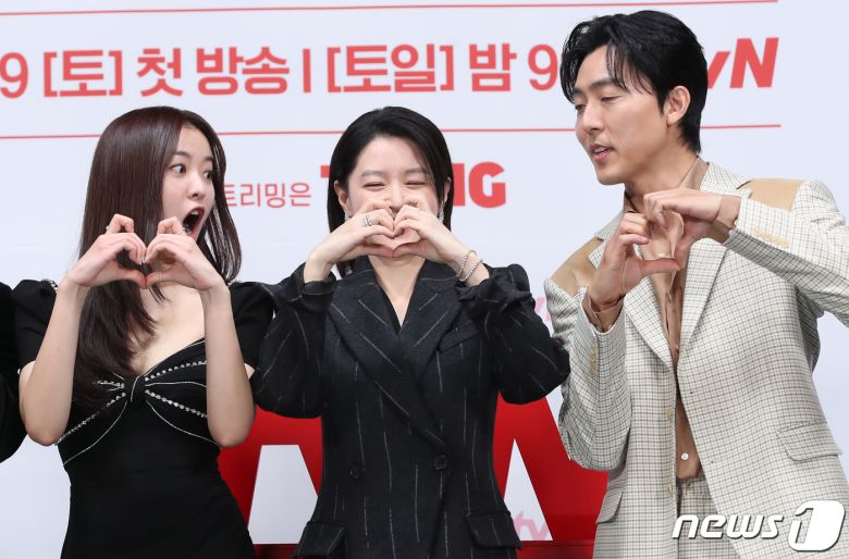 배우 황보름별(왼쪽)이 6일 서울 구로구 라마다 서울신도림호텔에서 열린 tvN 새 토일드라마 '마에스트라'(감독 김정권) 제작발표회에서 이영애의 MZ세대 고양이 하트를 보며 깜짝 놀라고 있다. /뉴스1 ⓒ News1 권현진 기자