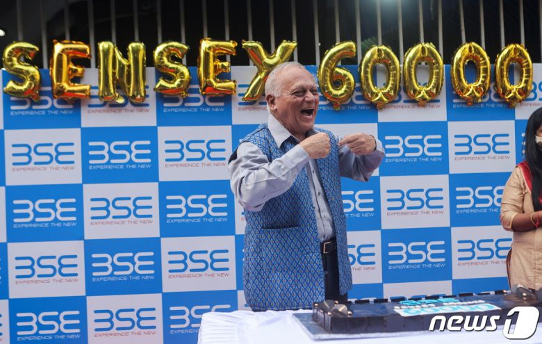 2021년 한 투자자가 인도 선섹스지수 6만 돌파를 축하하고 있다. 6일 현재 선섹스지수는 7만 돌파를 눈앞에 두고 있다. ⓒ 로이터=뉴스1 ⓒ News1 박형기 기자