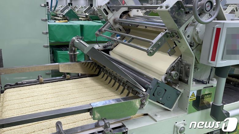 한 반죽실에는 6개 자동화 반죽기기가 설치돼 있다. ⓒ 뉴스1/신민경 기자.