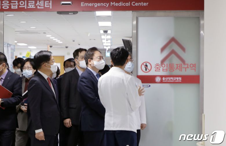 6일 울산대학교병원에 지역 여성 장애인을 위한 '장애친화산부인과'를 개소했다. 이날 조규홍 보건복지부 장관이 참석해 소아전용응급실, 권역응급의료센터 등 울산대학교병원을 라운딩하며 살펴보고 있다.2023.12.6 뉴스1 ⓒ News1 김지혜 기자