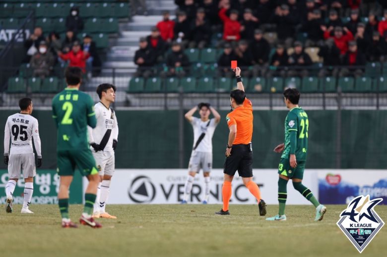 김포와 경남의 K리그2 PO 경기(한국프로축구연맹 제공)