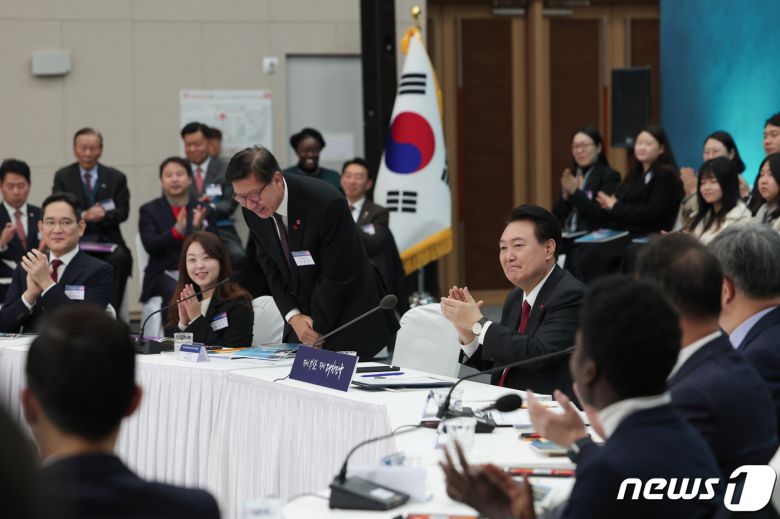 윤석열 대통령이 6일 부산 동구 부산항국제전시컨벤션센터에서 열린 '부산시민의 꿈과 도전 격려 간담회'에서 박형준 부산시장에게 박수를 보내고 있다. (대통령실 제공) 2023.12.6/뉴스1 ⓒ News1 오대일 기자