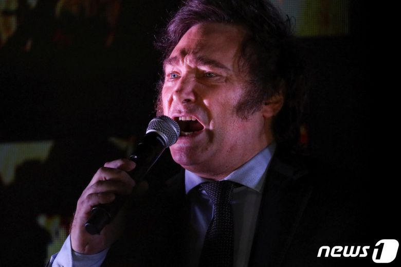 아르헨티나 대통령 당선자 하비에르 밀레이가 지난 11월19일(현지시각) 부에노스아이레스 당사에서 결선 투표의 승리가 확정된 뒤 지지자들에게 연설을 하고 있다. 2023.11.20 ⓒ 로이터=뉴스1 ⓒ News1 우동명 기자