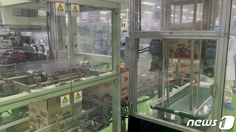 멀티팩에 담긴 신라면이 황색 박스에 담겨 옮겨지고 있다. ⓒ 뉴스1/신민경 기자.