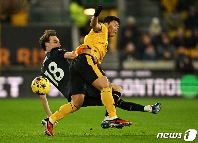 울버햄프턴의 황희찬이 5일(현지시간) 영국 울버햄프턴의 몰리뉴 스타디움에서 열린 EPL 번리와 경기서 상대 선수 얄마르 에크달과 볼을 다투고 있다. 2023.11.6 ⓒ 로이터=뉴스1 ⓒ News1 우동명 기자