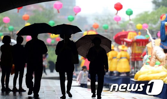 우산을 쓰고 거리를 지나가는 시민들. (사진은 기사 내용과 무관함) / 뉴스1 ⓒ News1박정호 기자