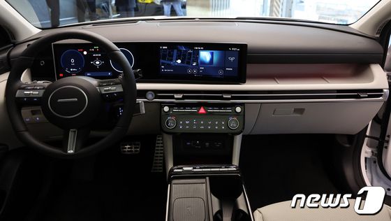 현대자동차가 6일 준중형 스포츠유틸리티차량(SUV) '투싼'의 부분변경 모델인 '더 뉴 투싼'을 출시한다. ‘더 뉴 투싼’은 현대차가 2020년 9월 출시된 4세대 모델의 상품 경쟁력을 끌어올려 3년여 만에 선보이는 부분변경 모델이다. 사진은 지난 5일 서울 강남구 언주로 현대 모터스튜디오 서울에서 공개된 ‘더 뉴 투싼’의 내부 모습. 2023.12.6/뉴스1 ⓒ 뉴스1 김진환 기자