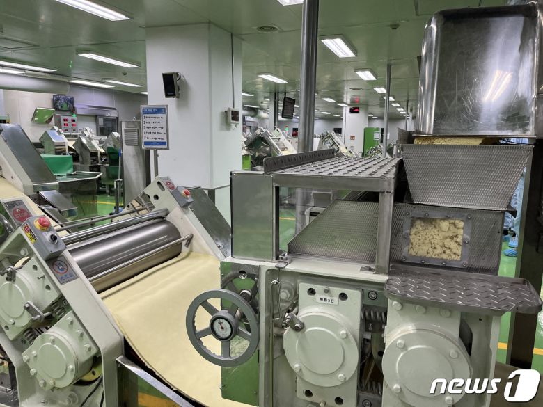 반죽 기기가 입력된 비율료 밀가루와 배합수를 섞은 뒤 반죽을 만들고 있다. 레일에서 인식하는 다양한 반죽값들은 PMS 시스템에 저장된다. ⓒ 뉴스1/신민경 기자.