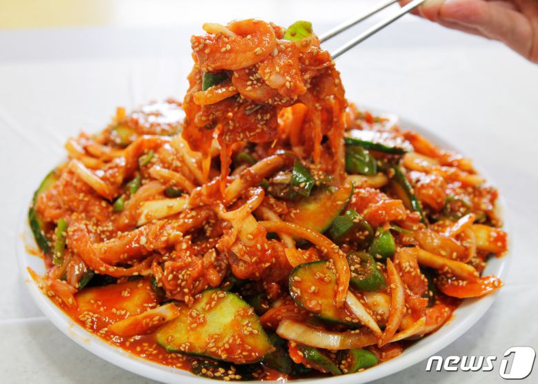 오천항 인근에서 판매되는 간재미 무침. (보령시 제공) /뉴스1