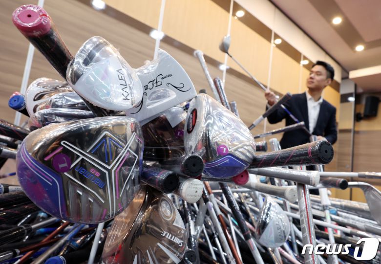 6일 오전 인천 중구 인천본부세관에서 세관 관계자들이 밀수업자 A(39)씨로부터 압수한 중국산 짝퉁 골프채를 살펴보고 있다. 2023.12.6/뉴스1 ⓒ News1 이동해 기자