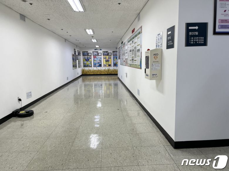 농심 구미 공장에는 로봇청소기들이 바닥을 청소한다. 바닥은 광이 날 정도로 깨끗해보인다. ⓒ 뉴스1/신민경 기자.