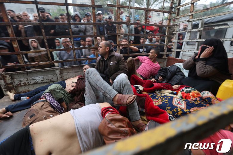 5일(현지시간) 가자지구 남부 칸 유니스에서 부상한 팔레스타인인들이 나세르 병원으로 이송되고 있다. 2023.12.05/뉴스1 ⓒ 로이터=뉴스1 ⓒ News1 김민수 기자