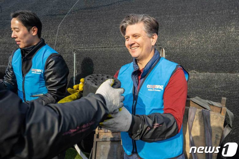 라이언 브라운 쿠팡풀필먼트서비스 환경보건안전부문 대표이사가 '사랑의 연탄 나눔' 활동을 하고 있다.(쿠팡풀필먼트서비스 제공)