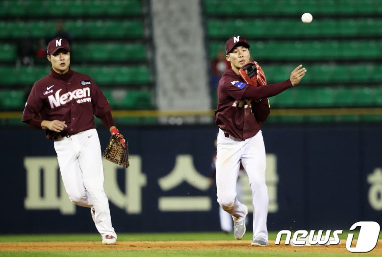 김하성(왼쪽)과 키스톤콤비를 이뤘던 김혜성(오른쪽). /뉴스1 DB ⓒ News1 오대일 기자