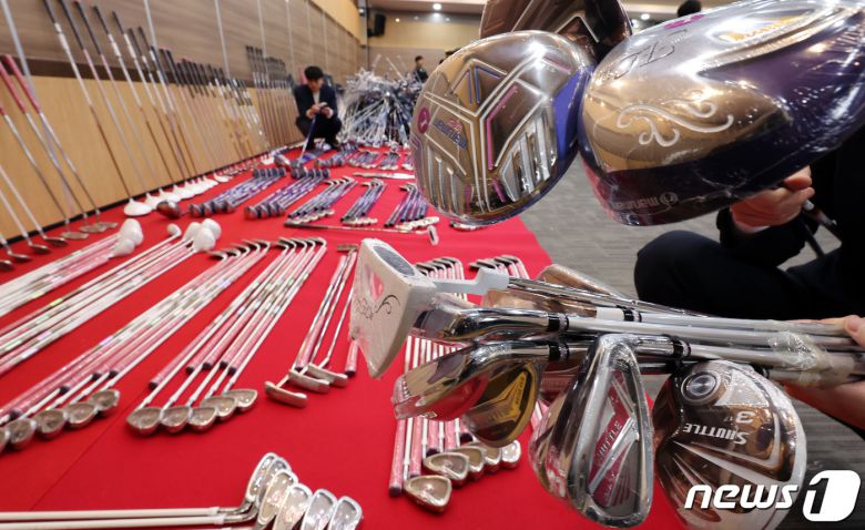 6일 오전 인천 중구 인천본부세관에서 세관 관계자들이 밀수업자 A(39)씨로부터 압수한 중국산 짝퉁 골프채를 살펴보고 있다. 2023.12.6/뉴스1 ⓒ News1 이동해 기자