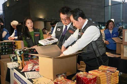 희망박스에는 겨울용 침구 세트와 더불어 추운 날씨 속 몸을 따뜻하게 보호할 수 있는 넥게이터, 귀마개, 비니, 니트 장갑 등의 방한용품 및 가정에서 손쉽게 조리할 수 있는 식료품을 담았다. (왼쪽부터 굿피플 이종선 운영부회장, 경욱현 부회장). 사진제공 = 굿피플