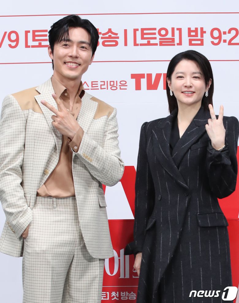 배우 이무생과 이영애(오른쪽)가 6일 서울 구로구 라마다 서울신도림호텔에서 열린 tvN 새 토일드라마 '마에스트라'(감독 김정권) 제작발표회에서 브이를 그리고 있다. ⓒ News1 권현진 기자