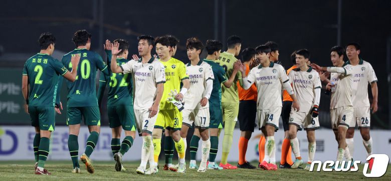 6일 오후 경기 김포 솔터축구장에서 열린 하나원큐 K리그 승강 플레이오프 1차전 김포FC와 강원FC의 경기, 헛심 공방 끝에 0대0 무승부를 거둔 양 팀 선수들이 경기 후 인사를 나누고 있다. 2023.12.6/뉴스1 ⓒ News1 김진환 기자