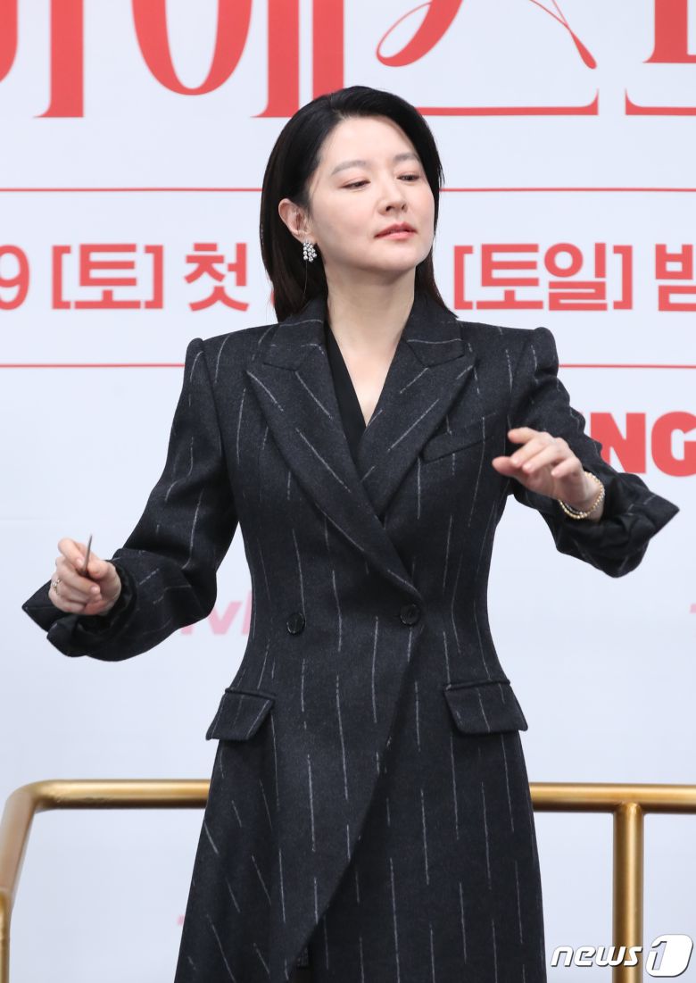 배우 이영애가 6일 서울 구로구 라마다 서울신도림호텔에서 열린 tvN 새 토일드라마 '마에스트라'(감독 김정권) 제작발표회에서 지휘봉을 들고 연주를 하고 있다. ⓒ News1 권현진 기자