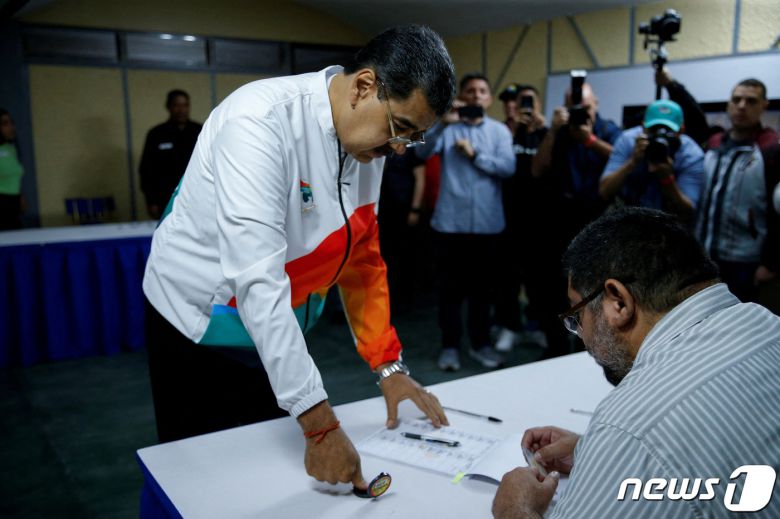 베네수엘라 3일(현지시간) 석유 자원이 풍부한 가이아나의 영토를 편입시키기 위한 국민투표를 실시하는데, 니콜라스 마두로 대통령이 투표에 참여하고 있다. 2023.12.03. ⓒ 로이터=뉴스1 ⓒ News1 정윤영 기자