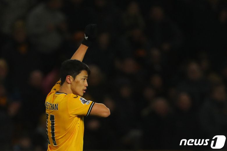 울버햄프턴의 황희찬이 5일(현지시간) 영국 울버햄프턴의 몰리뉴 스타디움에서 열린 EPL 번리와 경기서 결승 골인 리그 8호 골을 터트려 시즌 두 자릿수 공격 포인트를 달성한 뒤 기뻐하고 있다. 2023.11.6 ⓒ AFP=뉴스1 ⓒ News1 우동명 기자