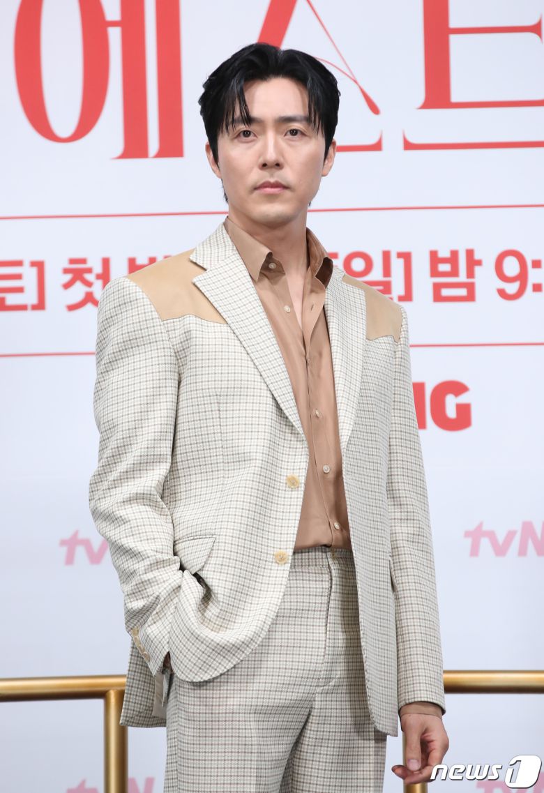 배우 이무생이 6일 서울 구로구 라마다 서울신도림호텔에서 열린 tvN 새 토일드라마 '마에스트라' 제작발표회에서 포즈를 취하고 있다. '마에스트라'는 전 세계 단 5%뿐인 여성 지휘자 마에스트라 천재 혹은 전설이라 불리는 차세음(이영애 분)이 자신의 비밀을 감춘 채 오케스트라를 둘러싼 사건의 진실을 찾아가는 미스터리 드라마다. 2023,12,6/뉴스1 ⓒ News1 권현진 기자