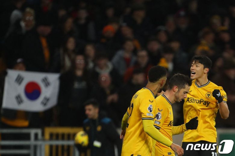 황희찬이 5일(현지시간) 영국 울버햄튼 몰리뉴 스타디움에서 열린 번리와의 2023-24 잉글랜드 프리미어리그(EPL) 15라운드 홈 경기에서 전반 42분 선제골을 터뜨린 뒤 세리머니를 하고 있다. ⓒ AFP=뉴스1 ⓒ News1 안은나 기자