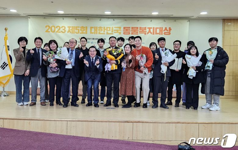 '2023 동물복지대상'이 6일 서울 영등포구 국회의원회관에서 열렸다. 수상자들이 기념사진을 찍고 있다. ⓒ 뉴스1 최서윤 기자