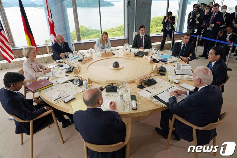 조 바이든 미국 대통령과 기시다 후미오 일본 총리, 올라프 숄츠 독일 총리, 에마뉘엘 마크롱 프랑스 대통령, 리시 수낵 영국 총리, 조르자 멜로니 이탈리아 총리, 쥐스탱 트뤼도 캐나다 총리, 우르줄라 폰데어라이엔 EU 집행위원장, 샤를 미셸 EU 정상회의 상임의장이 19일 (현지시간) 히로시마에서 열린 G7 정상회의 실무 오찬 회의에 참석을 하고 있다. ⓒ AFP=뉴스1 ⓒ News1 우동명 기자