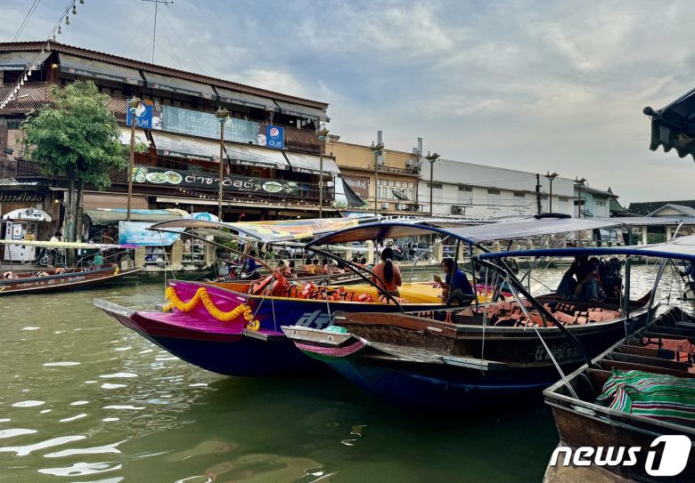해가 질 무렵의 암파와 수상 시장의 모습 ⓒ News1 이민주 기자