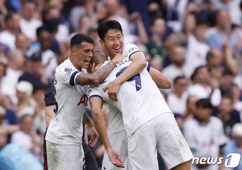 토트넘 홋스퍼의 손흥민이 16일(현지시간) 런던의 토트넘 홋스퍼 스타디움에서 열린 EPL 셰필드 유나이티드와 경기를 승리로 마친 뒤 히샬리송, 페드로 포로와 기뻐하고 있다. 2023.9.17 ⓒ 로이터=뉴스1 ⓒ News1 우동명 기자