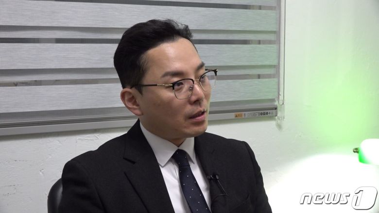 조명현 씨가 인터뷰 질문에 답하고 있다. 2023.12.8/뉴스1