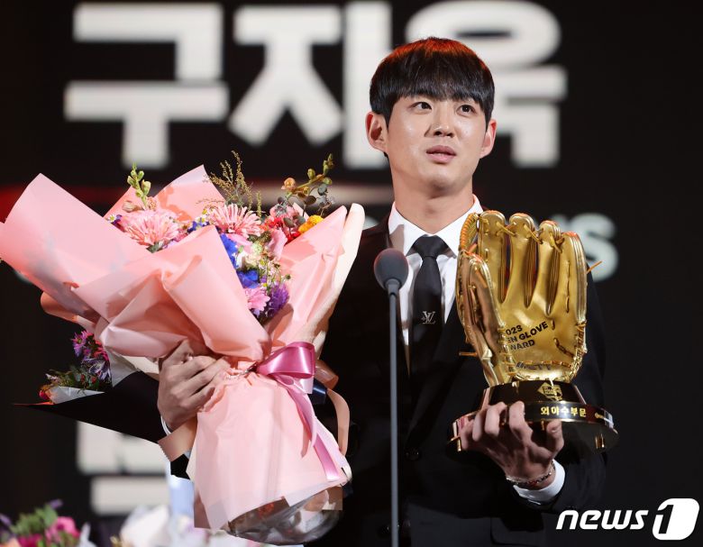 구자욱(삼성 라이온즈)이 11일 오후 서울 강남구 코엑스에서 열린 ‘2023 신한은행 SOL KBO 골든글러브 시상식’에서 외야수 부문 골든글러브를 수상한 뒤 소감을 말하고 있다. 2023.12.11/뉴스1 ⓒ News1 김진환 기자