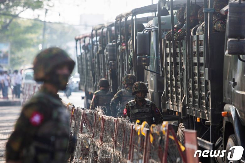 지난 2021년 8월 미얀마 양곤에서 군부 쿠데타에 저항하는 시위가 벌어진 가운데 군인들이 이를 진압하기 위해 이동하고 있다. 2021.08.15. ⓒ 로이터=뉴스1 ⓒ News1 김성식 기자