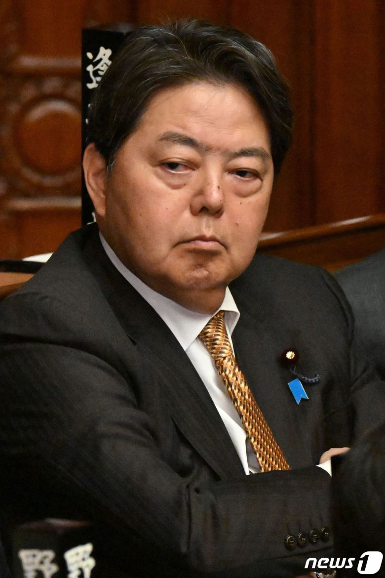 13일 일본 도쿄에서 하야시 요시마사 전 외무상이 기시다 내각 불신임안 표결에 참석했다. 그는 9000만 원 이상의 불법 비자금을 챙겼다는 의혹이 제기된 마쓰노 히로카즈 현 관방장관의 후임으로 임명될 전망이다. 2023.12.13/ ⓒ AFP=뉴스1 ⓒ News1 권진영 기자