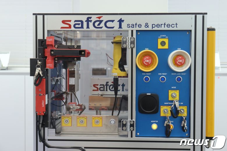 세펙트의 대표 제품인 '도어 인터락 스위치'의 모습. 열쇠들로 공장 설비를 완전히 멈추지 않으면 문이 열리지 않아 작업자의 진입이 차단된다.(이노비즈협회 제공)