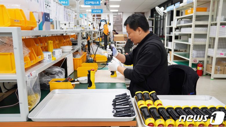 세펙트 공장에서 한 직원이 그립 스위치를 제조하고 있다.(세펙트 제공)