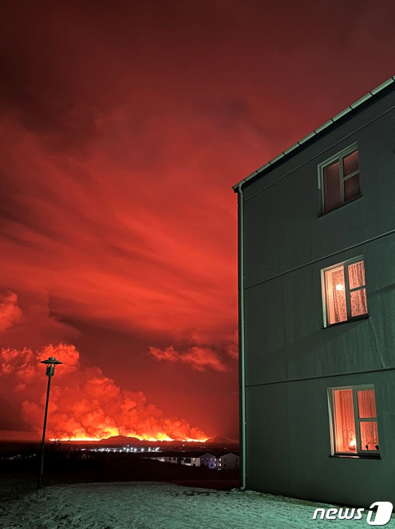 18일(현지시간) 아이슬란드 남서부 레이캬비크 반도의 그린다비크 지역에서 화산이 폭발해 화산재가 피어오르고 하늘이 온통 빨갛게 물들어있다. 2023.12.18 ⓒ 로이터=뉴스1 ⓒ News1 정지윤 기자