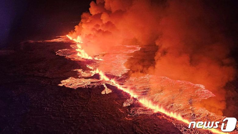 18일(현지시간) 아이슬란드 그린다비크 지역에서 일어난 화산 폭발로 용암이 분출하고 화산재가 피어오르고 있다. 2023.12.18 ⓒ 로이터=뉴스1 ⓒ News1 정지윤 기자