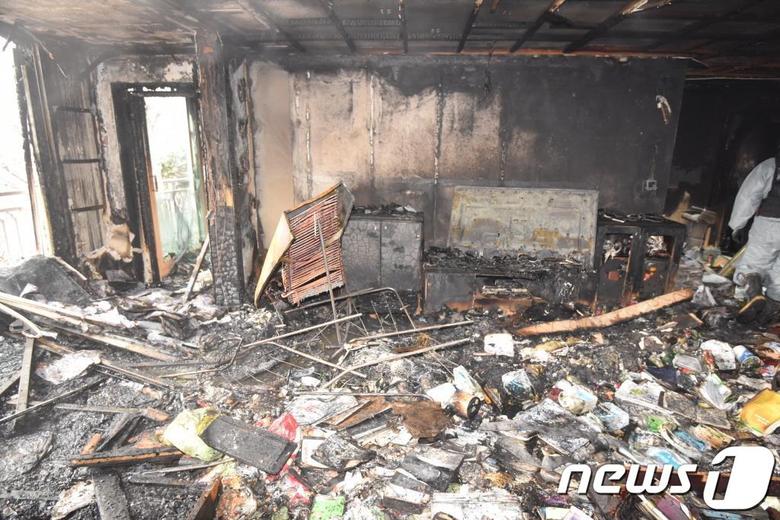 성탄절인 25일 오전 4시57분쯤 서울 도봉구 방학동의 한 아파트에서 불이 나 2명이 숨지고 36명이 다치는 사고가 발생했다. 발화 장소인 집안 내부가 검게 그을려 있다. (도봉소방서 제공) 2023.12.25/뉴스1
